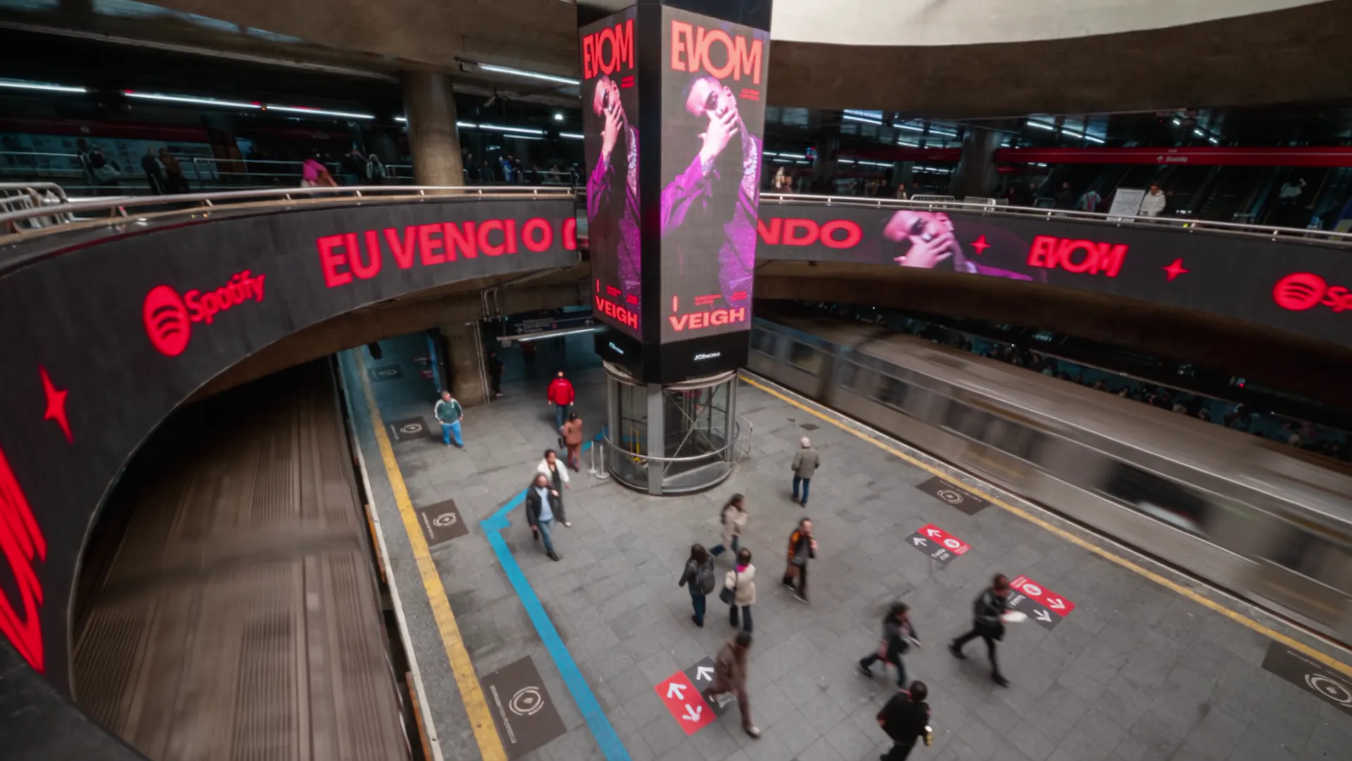 Painel de LED circular da estação de metrô com a frase EU VENCI O MUNDO em vermelho