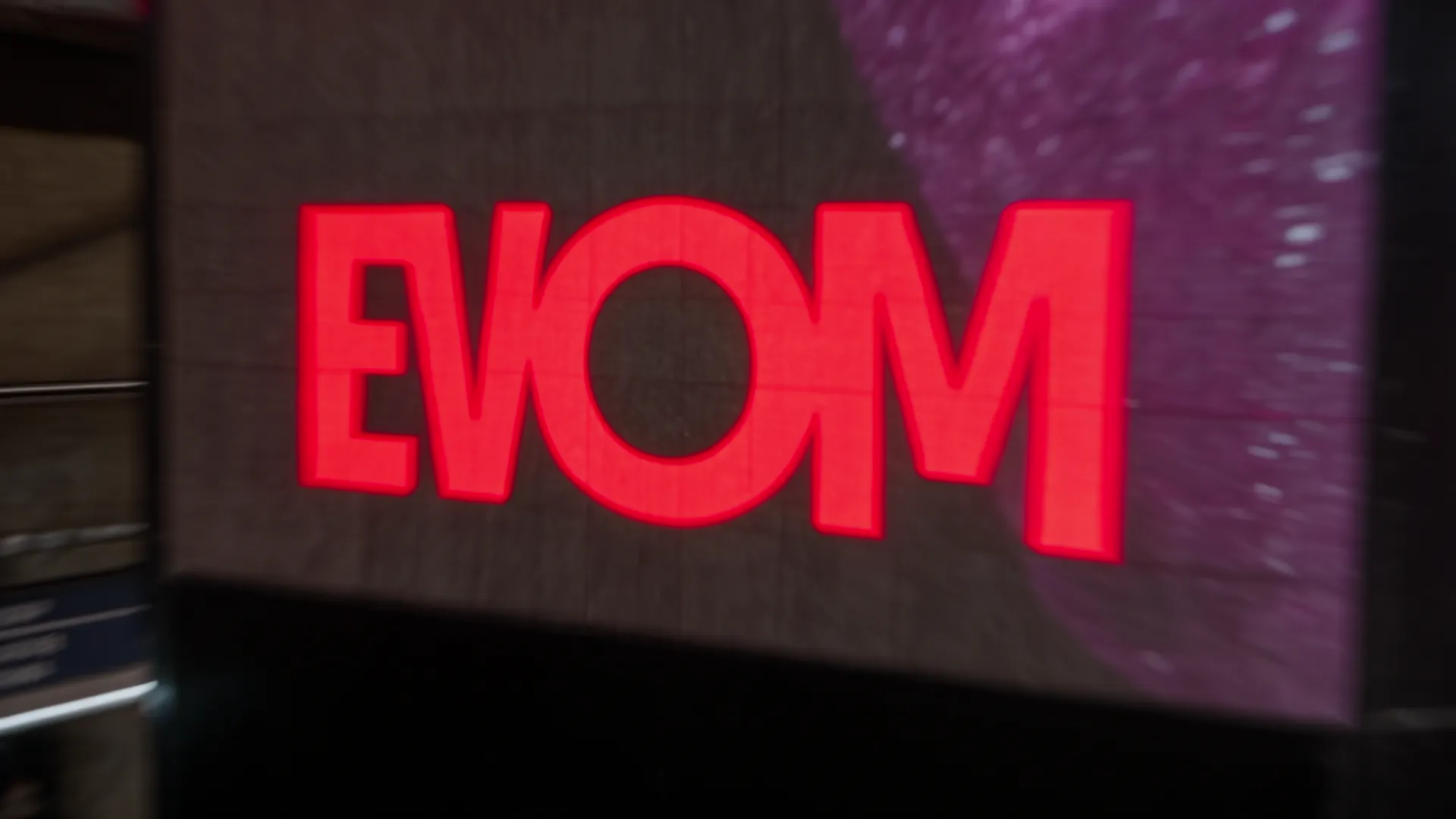 Close no painel de LED com a palavra EVOM em vermelho