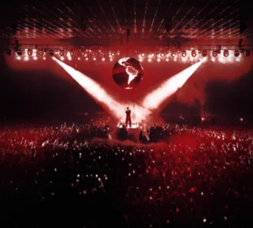 Palco da EVOM Tour com um globo vermelho suspenso e canhões de luz