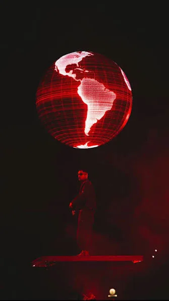 Veigh sob um globo de LED vermelho mostrando a América do Sul